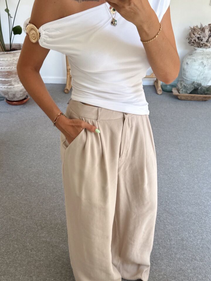 BEYAZ ASİMETRİK TOKA DETAY TOP