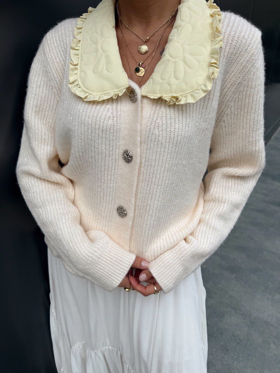 KREM-SARI YAKALI HIRKA