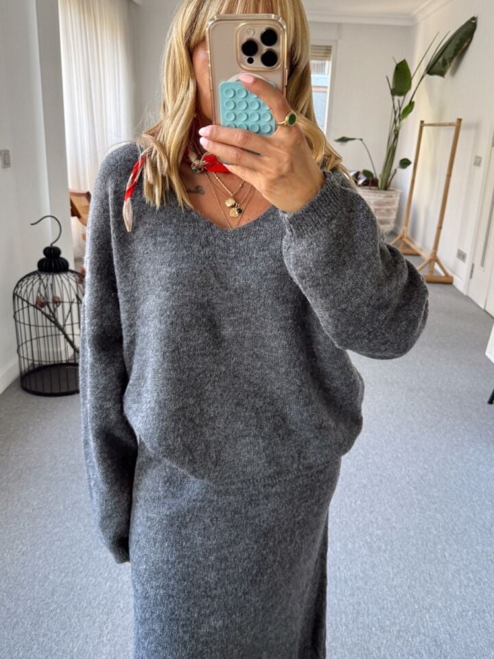 GRİ V YAKA TRİKO ETEK TAKIM