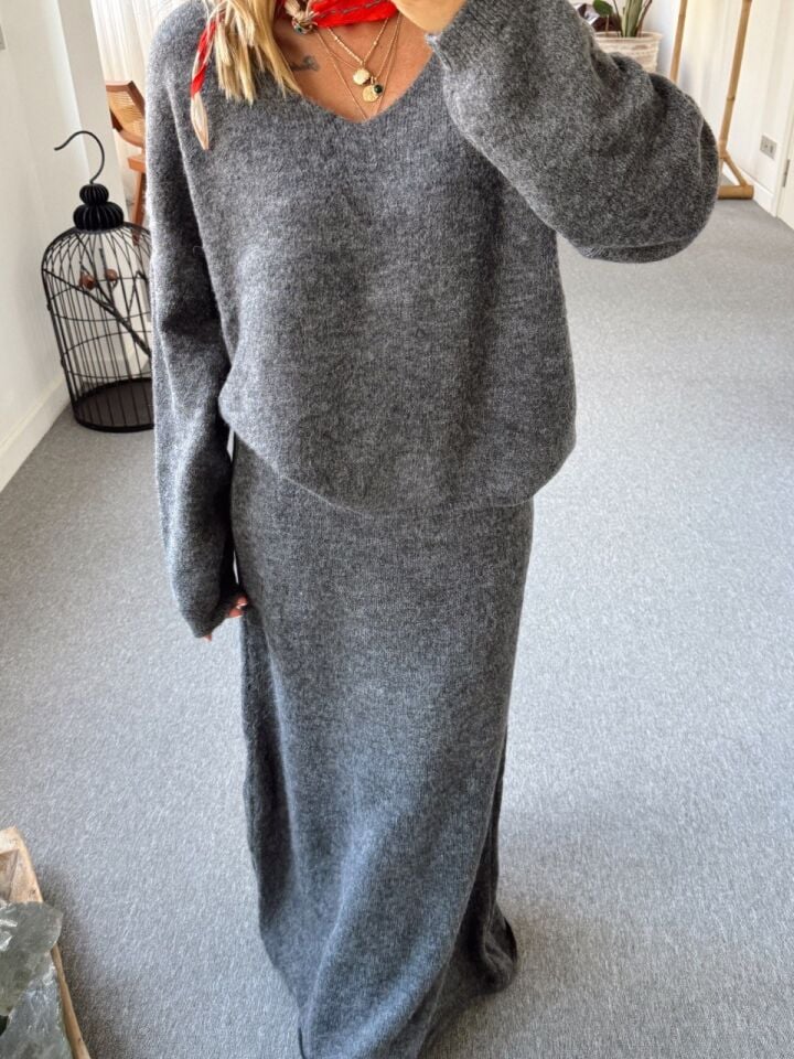 GRİ V YAKA TRİKO ETEK TAKIM