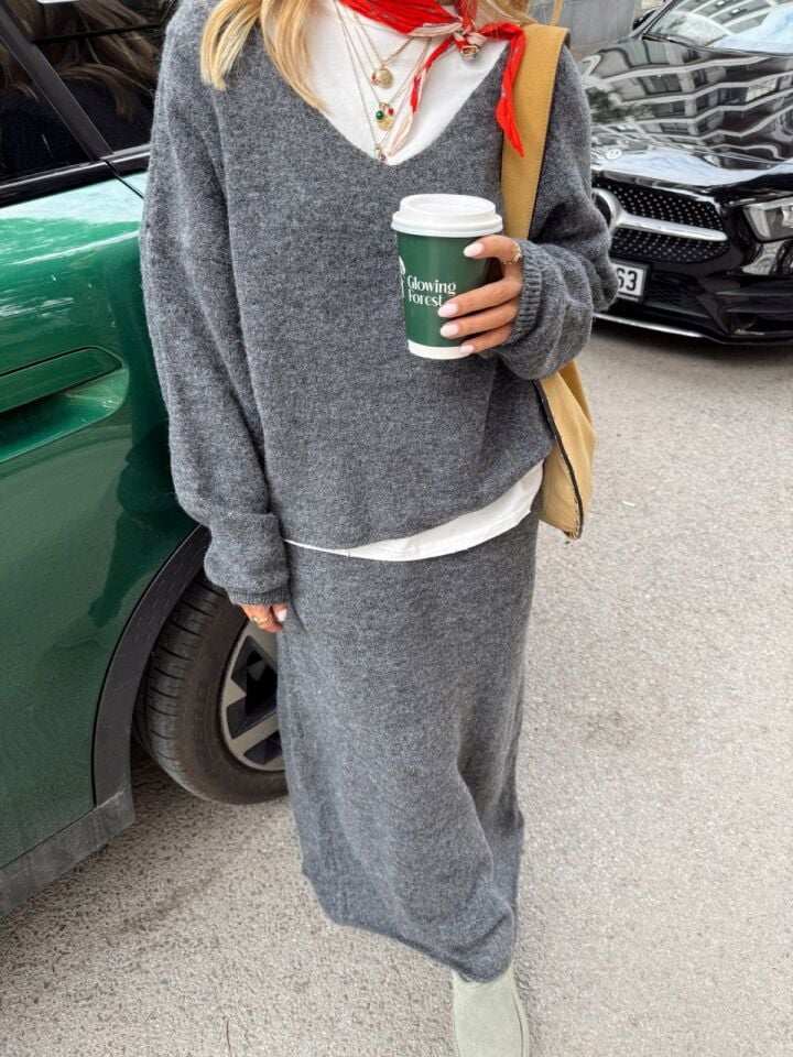 GRİ V YAKA TRİKO ETEK TAKIM