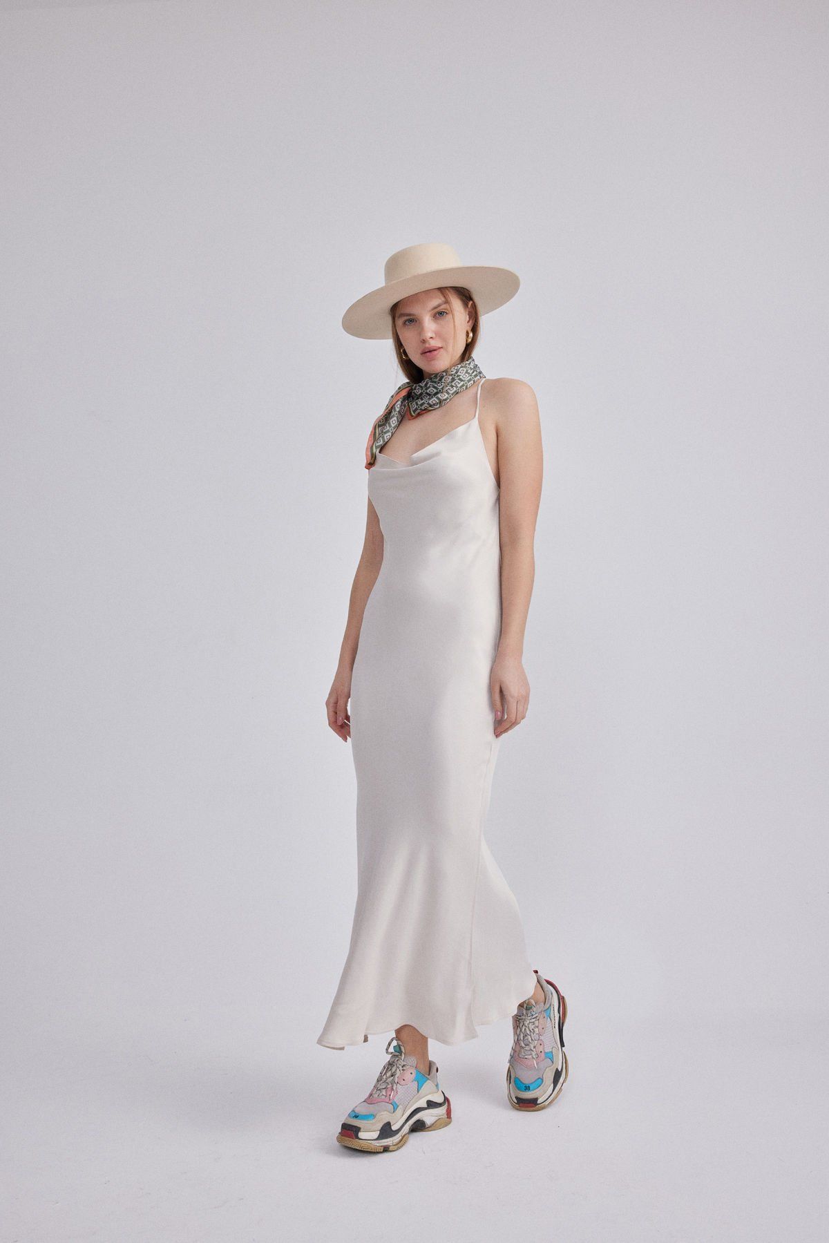 EKRU SIRT DETAY SATEN ELBİSE