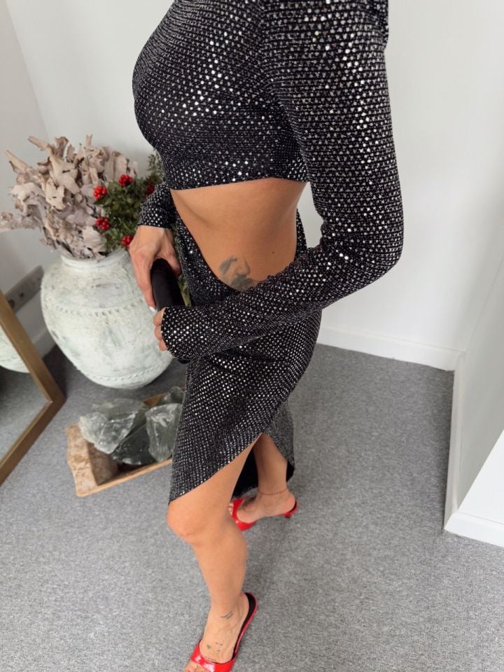 PAYETLİ BEL DEKOLTELİ ELBİSE