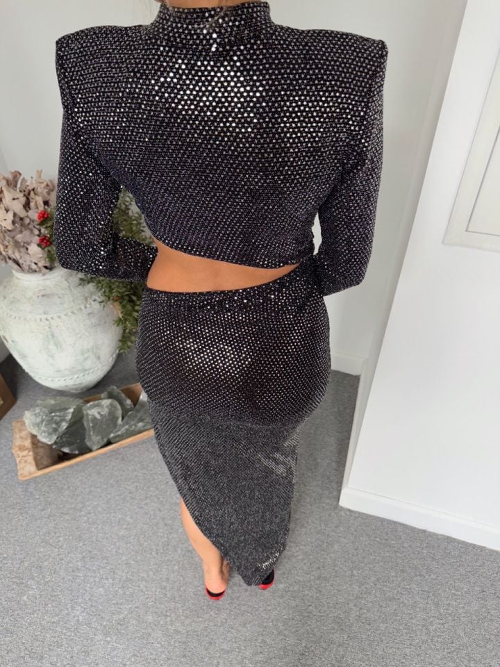 PAYETLİ BEL DEKOLTELİ ELBİSE