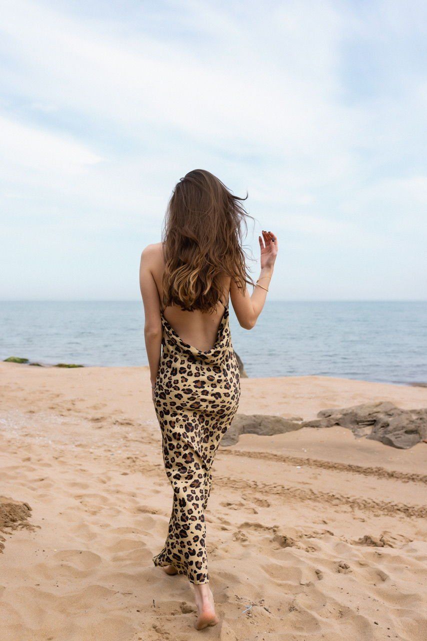 LEOPAR DESEN SIRT DETAY SATEN ELBİSE