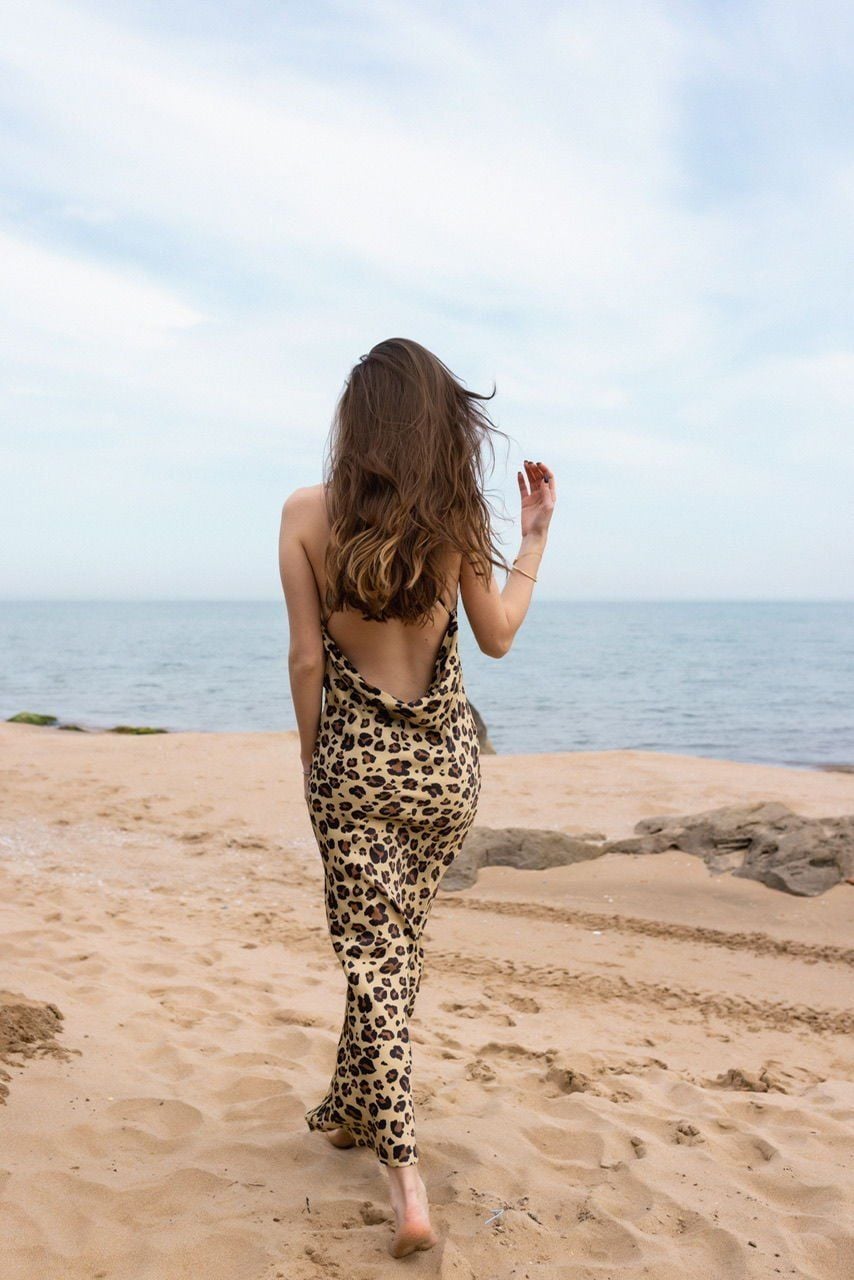 LEOPAR DESEN SIRT DETAY SATEN ELBİSE