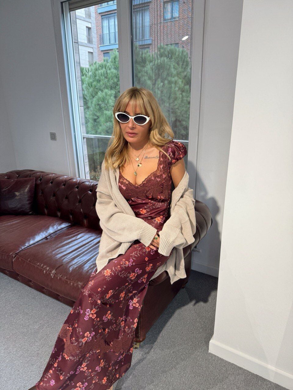 KAHVERENGİ ÇİÇEK DESENLİ İPEK SATEN İTHAL ELBİSE