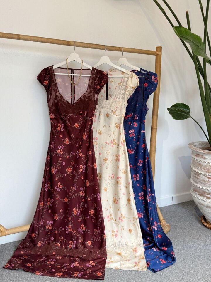 KAHVERENGİ ÇİÇEK DESENLİ İPEK SATEN İTHAL ELBİSE