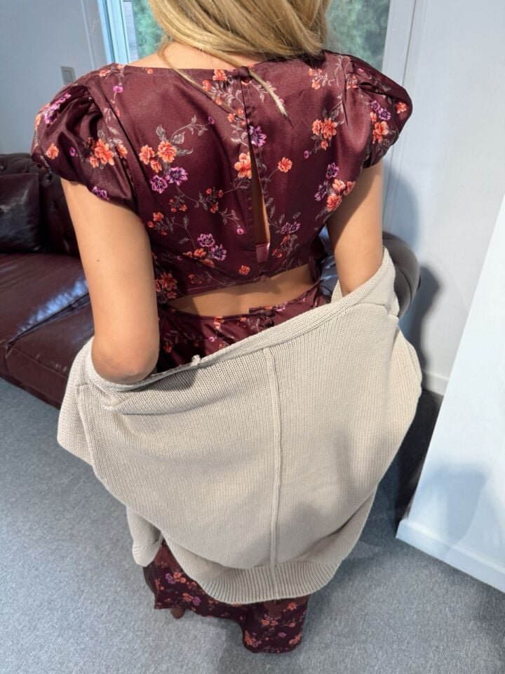 KAHVERENGİ ÇİÇEK DESENLİ İPEK SATEN İTHAL ELBİSE