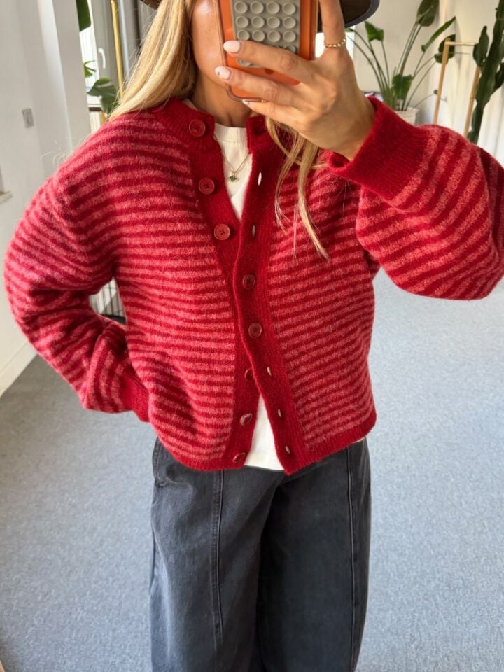 KIRMIZI ÇİZGİLİ YÜN HIRKA