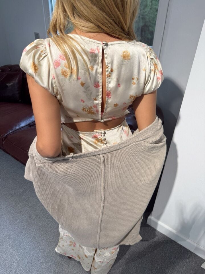 EKRU ÇİÇEK DESENLİ İPEK SATEN İTHAL ELBİSE