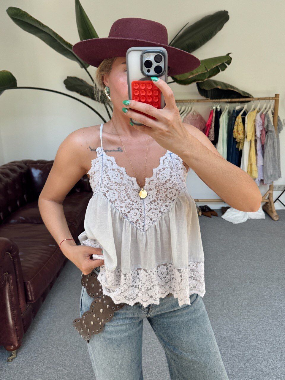 DANTEL İŞLEMELİ ASKILI İTHAL BLUZ