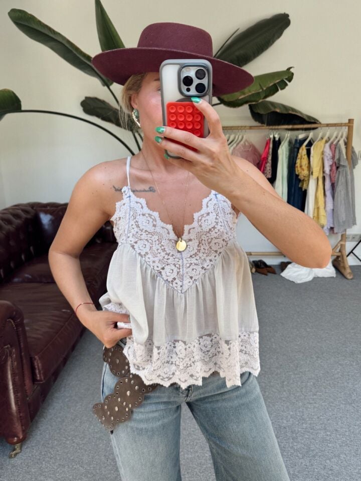 DANTEL İŞLEMELİ ASKILI İTHAL BLUZ