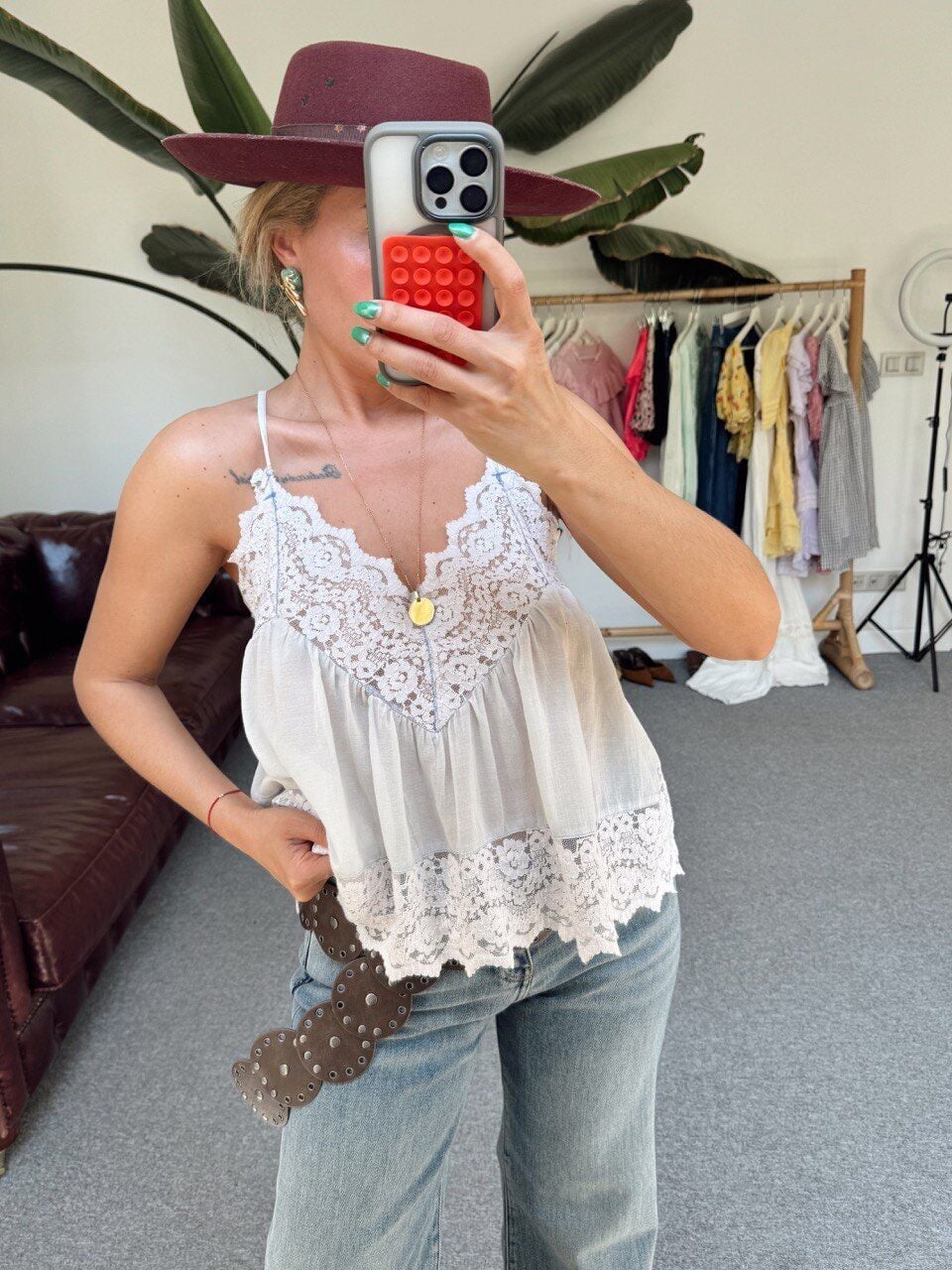 DANTEL İŞLEMELİ ASKILI İTHAL BLUZ