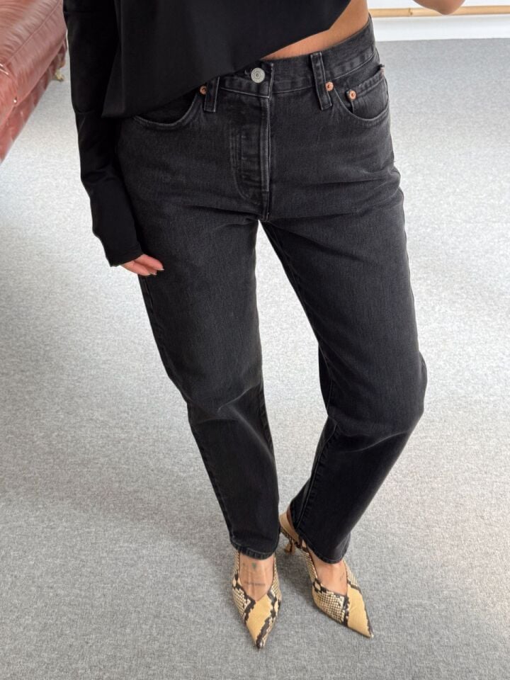 SİYAH TAŞLANMIŞ BOYFIT JEAN