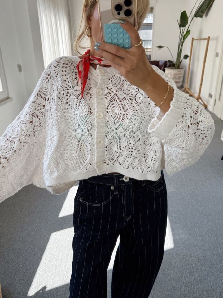 BEYAZ DÜĞME DETAY RAHAT KESİM HIRKA