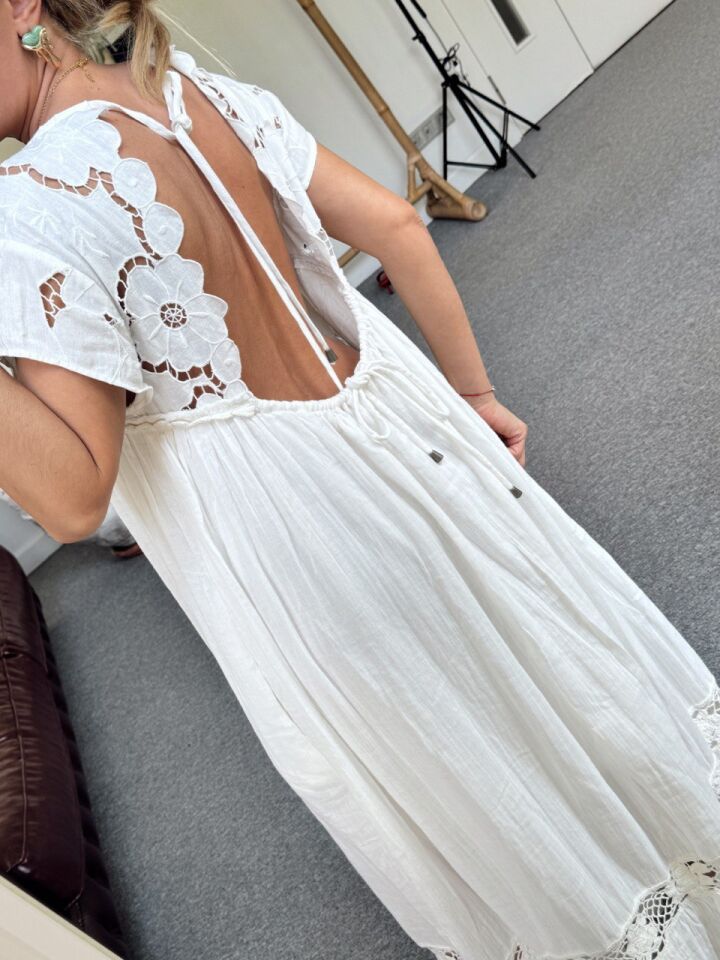 BEYAZ ASTARLI SIRT DETAY İTHAL ELBİSE