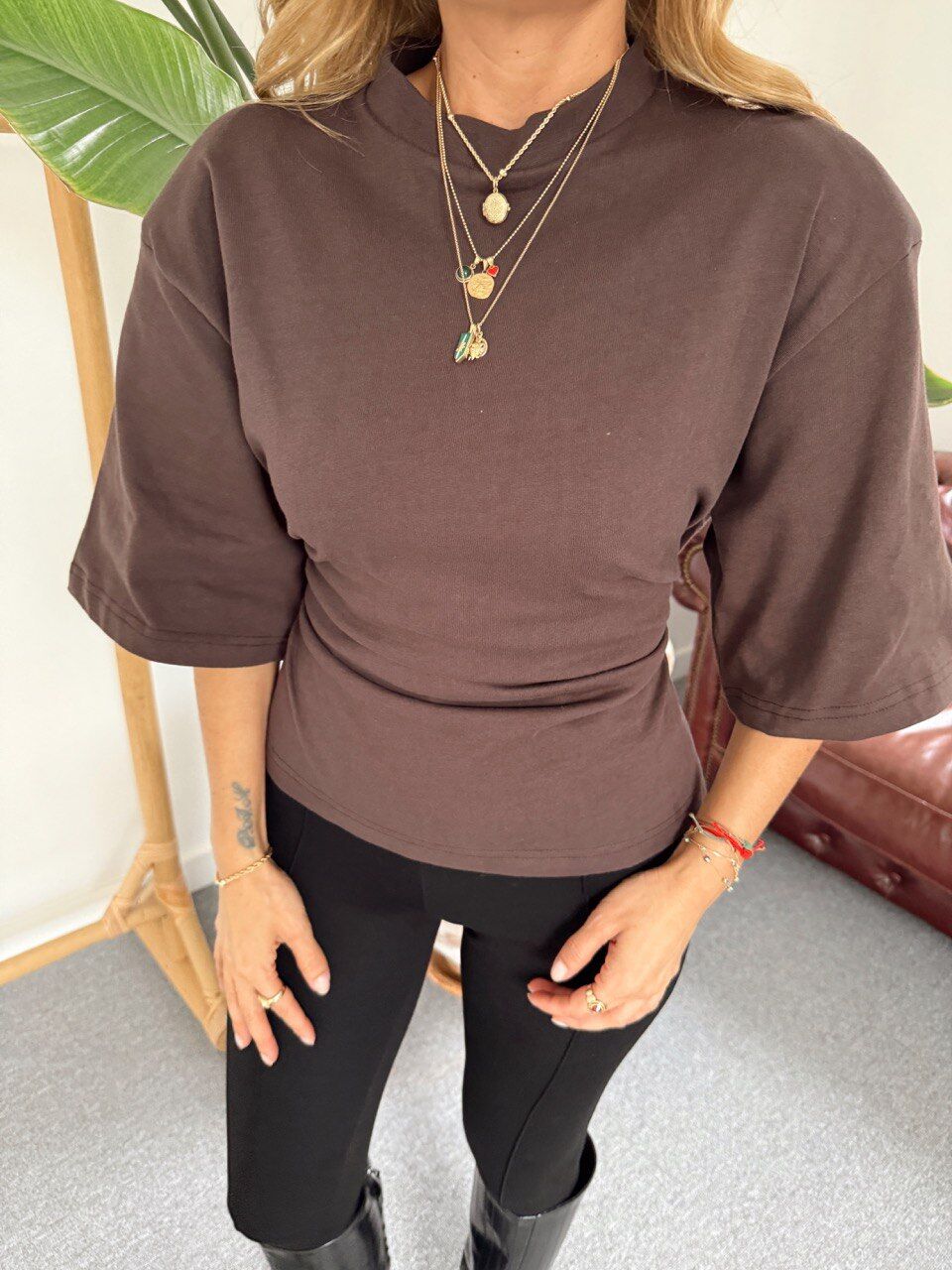 KAHVE VATKALI BELE OTURMALI TASARIM TSHIRT