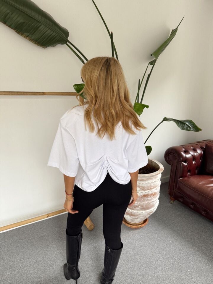 BEYAZ BELE OTURMALI VATKALI TASARIM TSHIRT