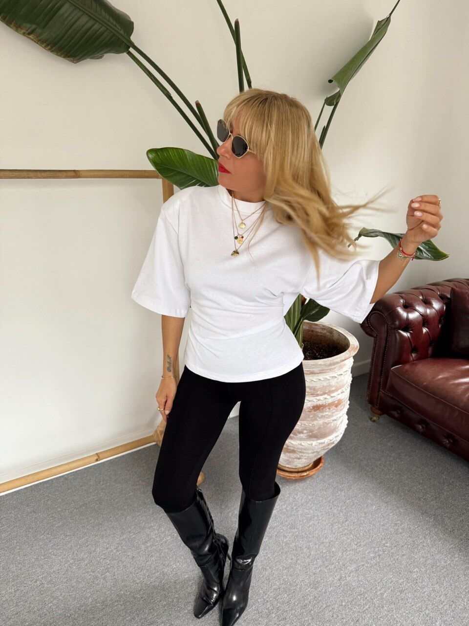 BEYAZ BELE OTURMALI VATKALI TASARIM TSHIRT