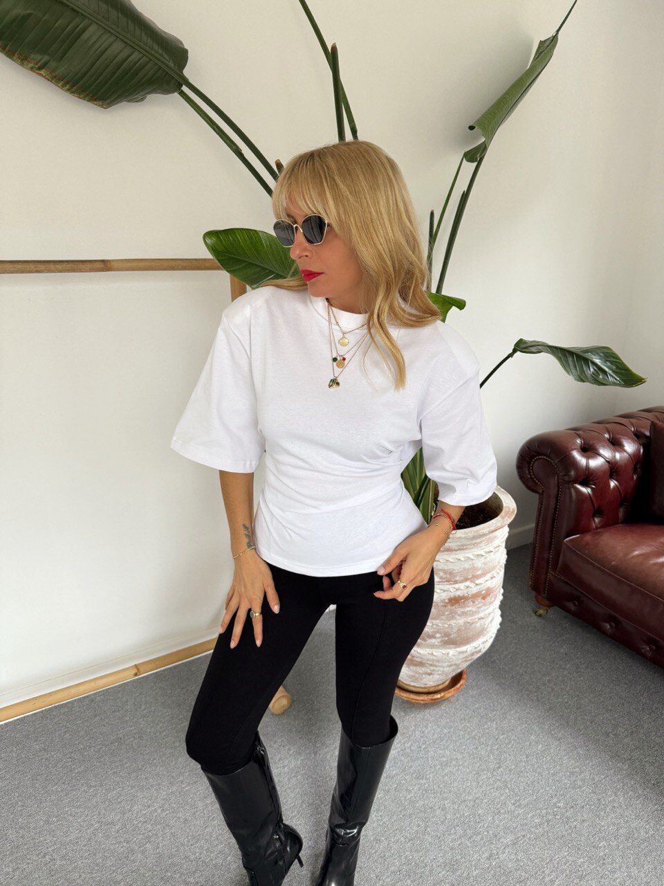 BEYAZ BELE OTURMALI VATKALI TASARIM TSHIRT