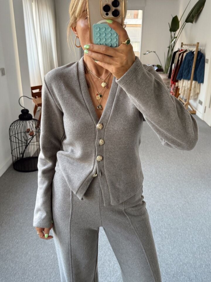 GRİ DÜĞMELİ HIRKA PANTOLON TAKIM