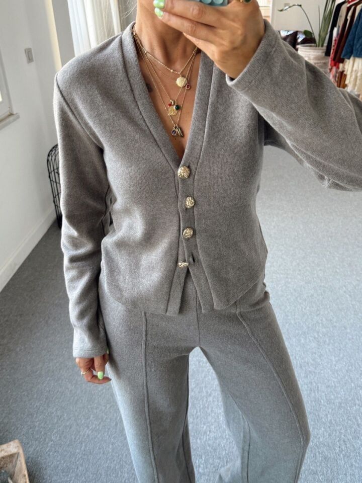 GRİ DÜĞMELİ HIRKA PANTOLON TAKIM