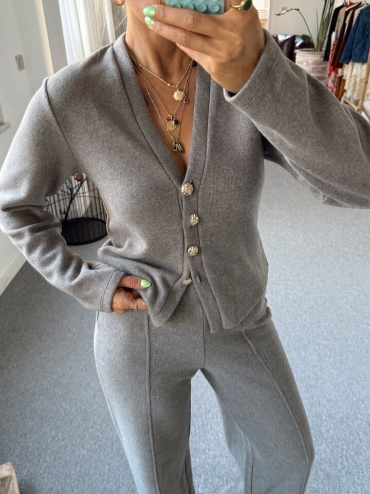 GRİ DÜĞMELİ HIRKA PANTOLON TAKIM