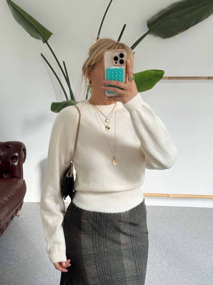 KREM BELE OTURMALI TRİKO