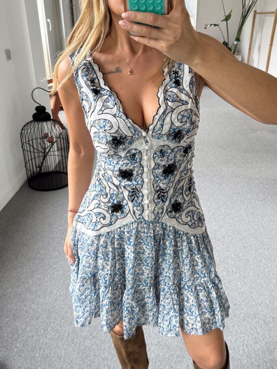 MAVİ ÇİÇEK DESEN VOLANLI İTHAL ELBİSE