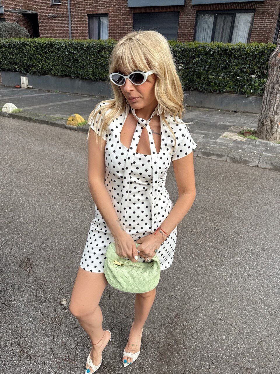 BEYAZ PUANTİYE DESEN İÇİ ŞORTLU ELBİSE