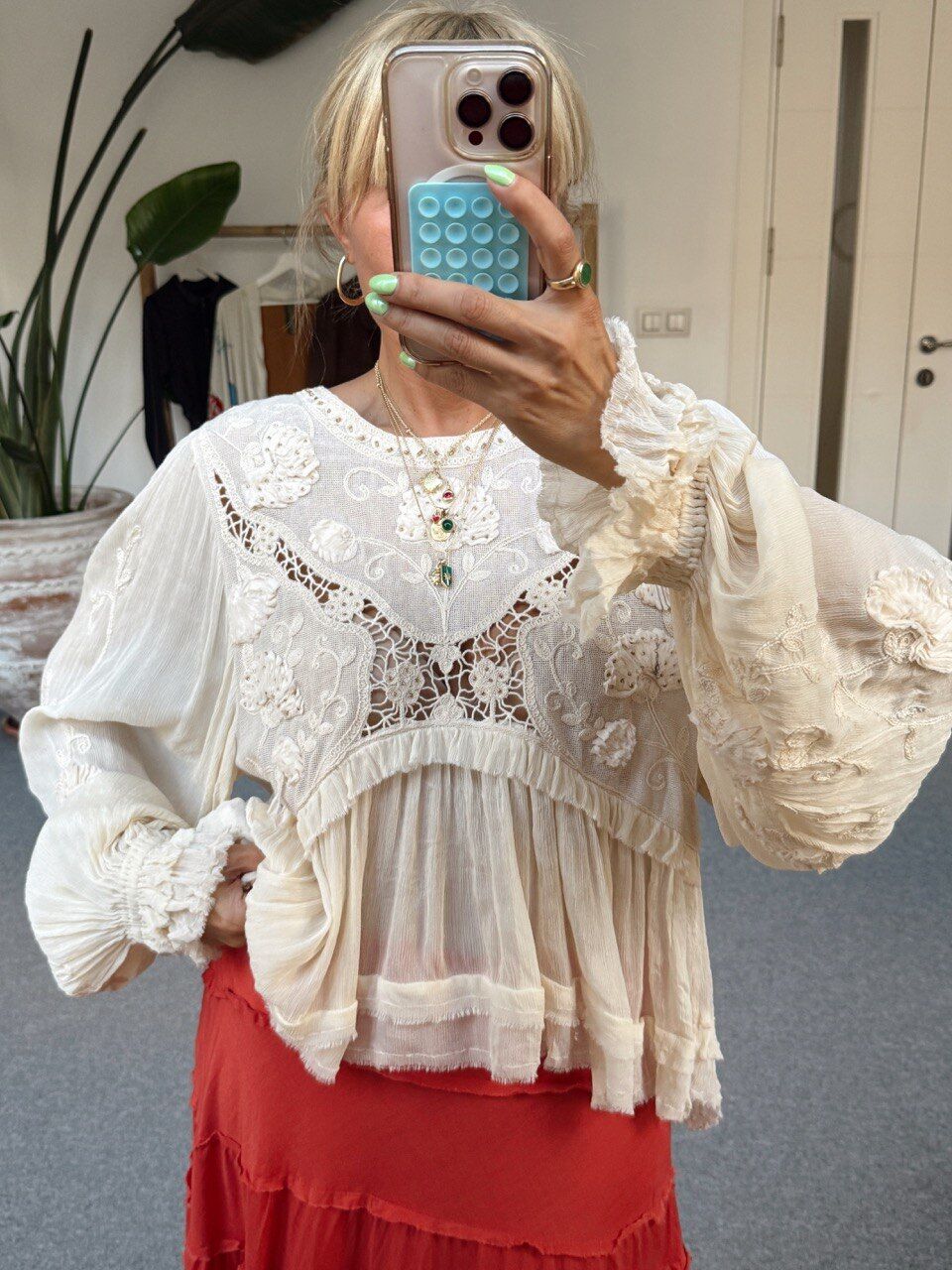 İŞLEMELİ KREM İTHAL BLUZ