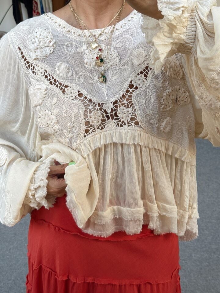 İŞLEMELİ KREM İTHAL BLUZ