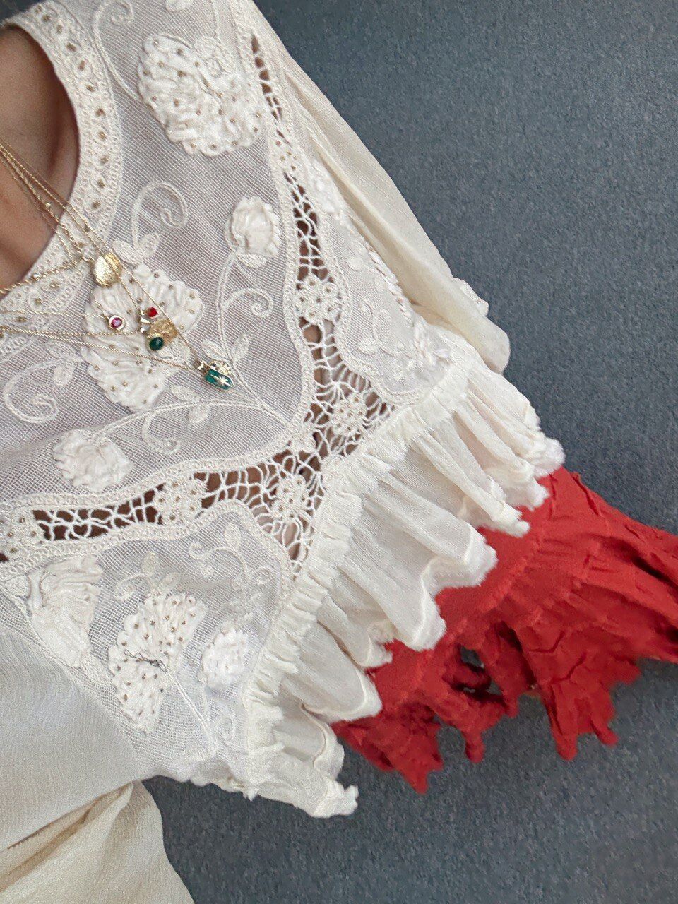 İŞLEMELİ KREM İTHAL BLUZ