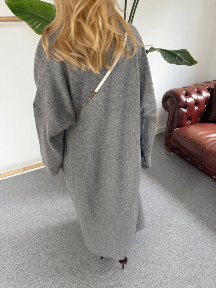 GRİ ÖNÜ AÇIK ŞAL YAKA HIRKA
