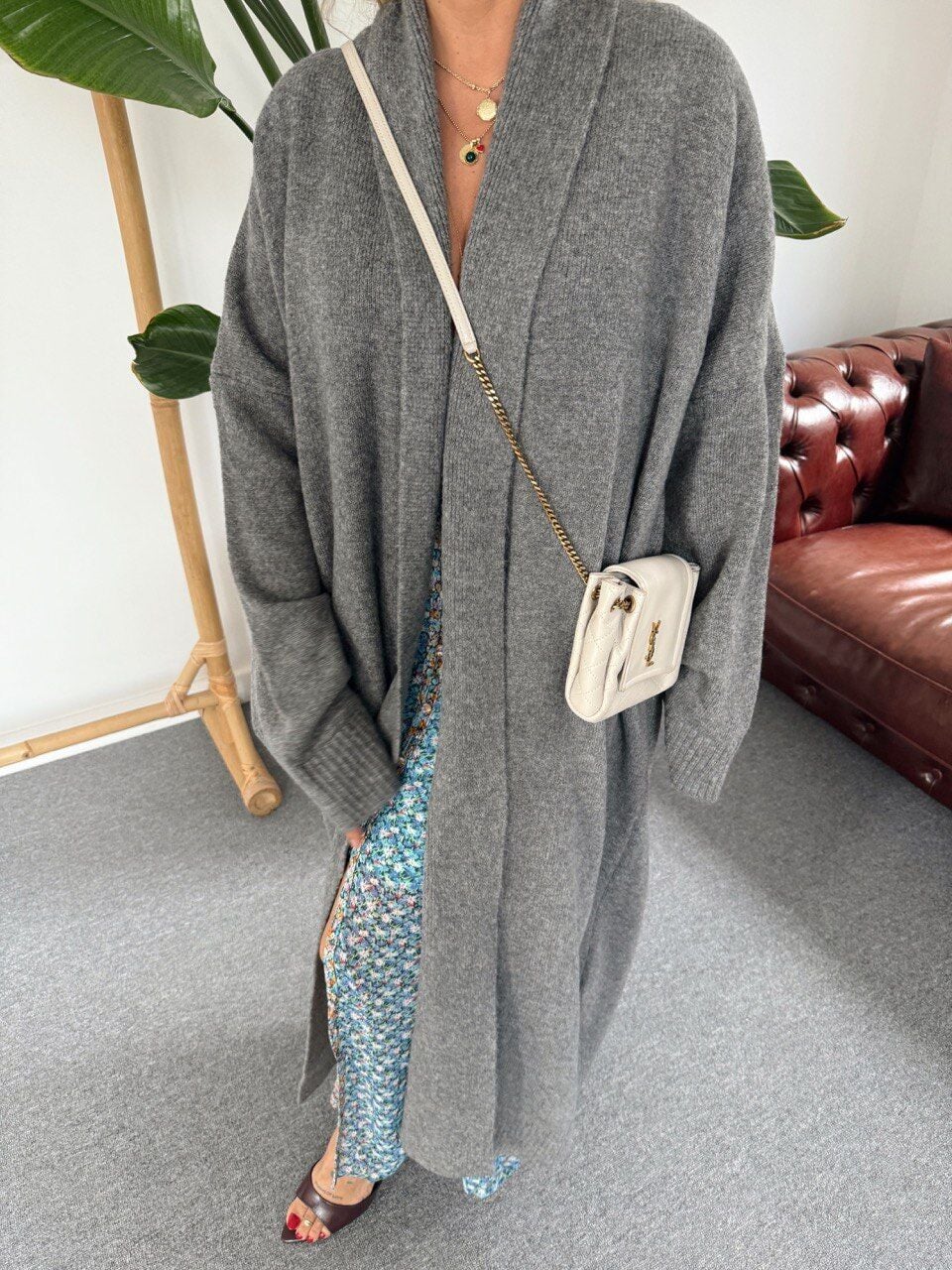 GRİ ÖNÜ AÇIK ŞAL YAKA HIRKA