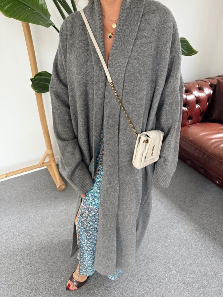 GRİ ÖNÜ AÇIK ŞAL YAKA HIRKA