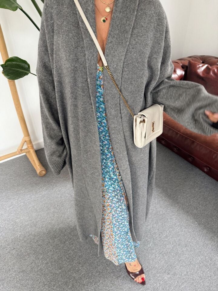 GRİ ÖNÜ AÇIK ŞAL YAKA HIRKA