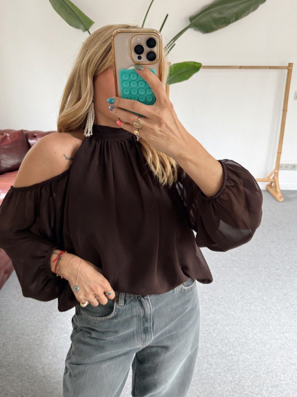 KAHVE ŞİFON OMUZ DETAYLI BLUZ KAHVE