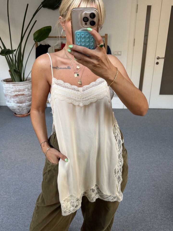 KREM DANTELLİ İTHAL KAMİSOL TOP