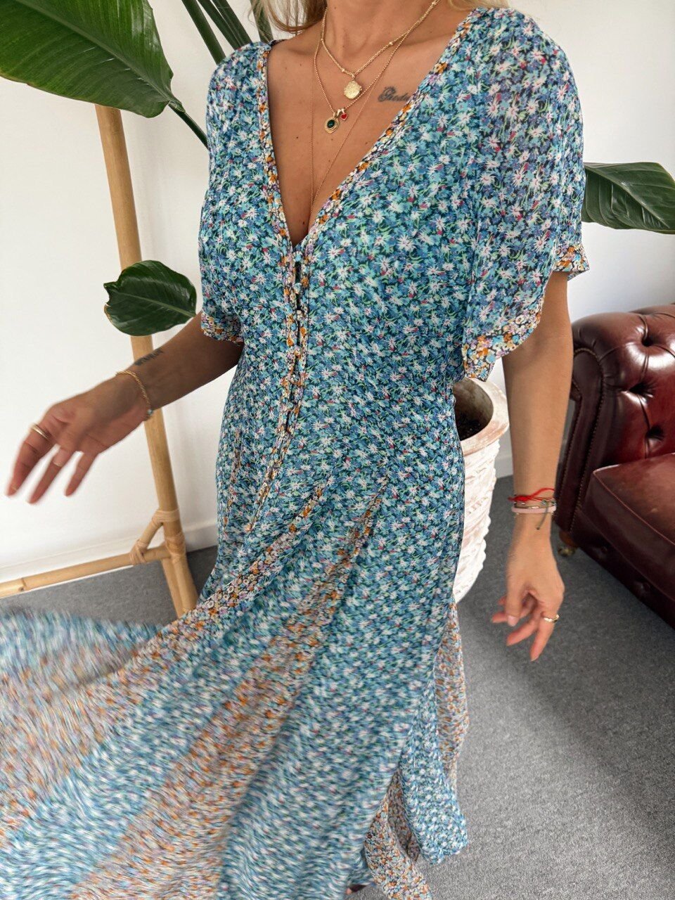 MAVİ DESENLİ YIRTMAÇ DETAY İTHAL ELBİSE