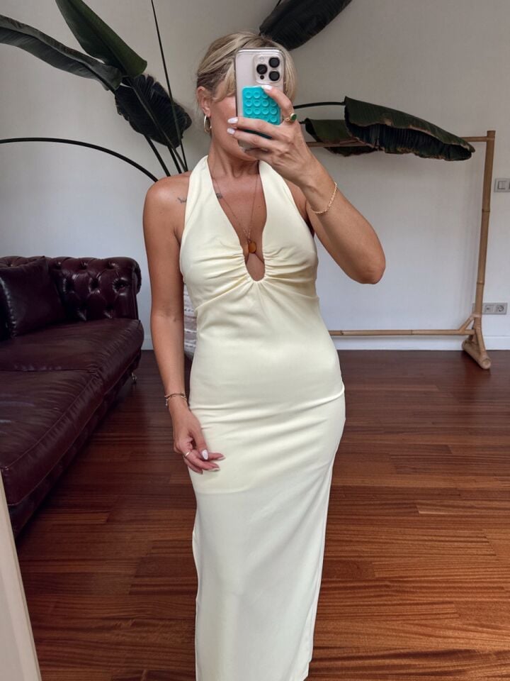 SARI SIRT DEKOLTELİ YIRTMAÇ DETAY ELBİSE