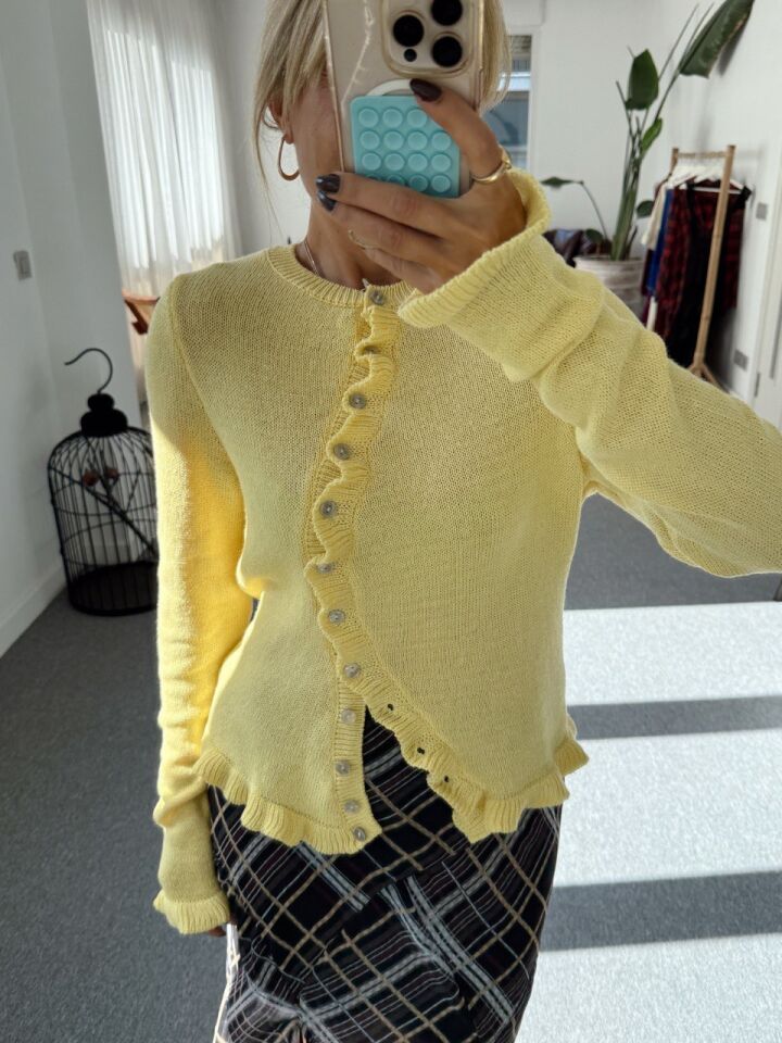 SARI ASİMETRİK DÜĞME DETAY TRİKO HIRKA