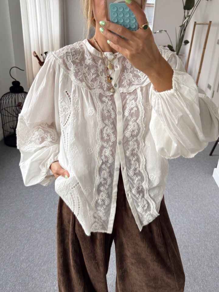 PAMUKLU GÜPÜR İŞLEMELİ İTHAL BLUZ