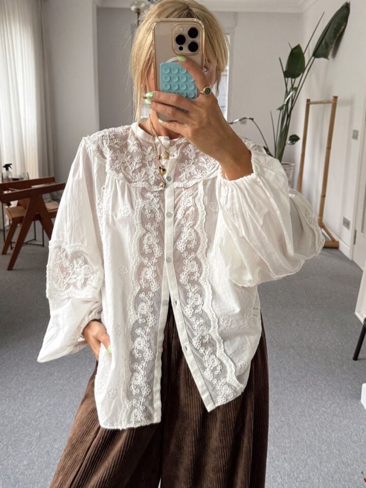 PAMUKLU GÜPÜR İŞLEMELİ İTHAL BLUZ