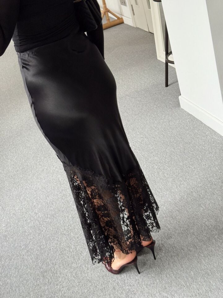 SİYAH SATEN DANTEL DETAY ETEK