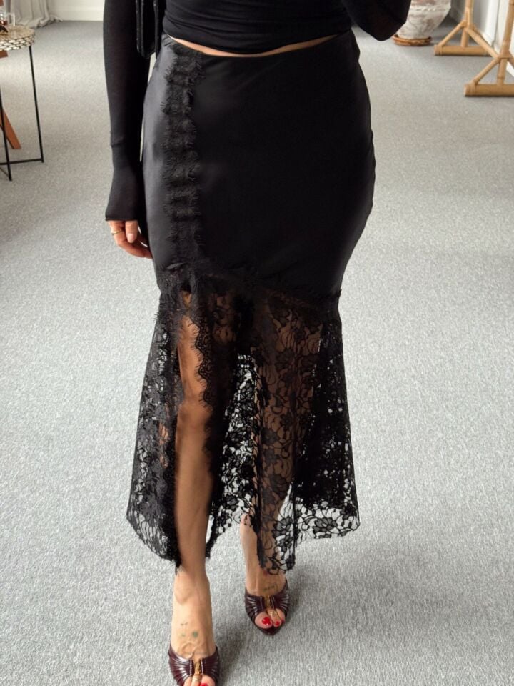SİYAH SATEN DANTEL DETAY ETEK