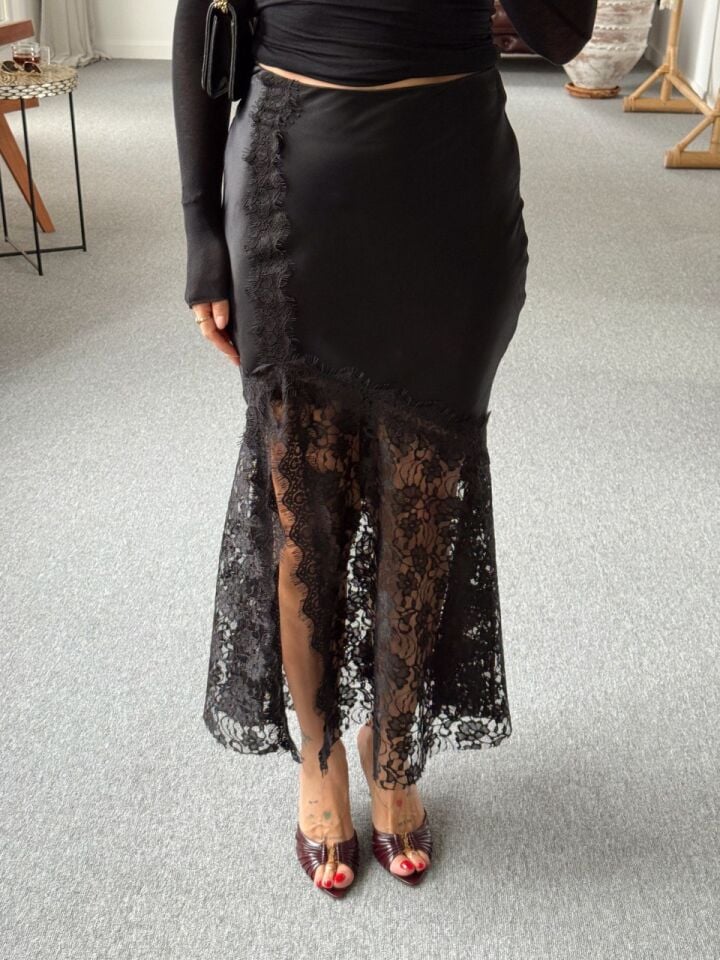 SİYAH SATEN DANTEL DETAY ETEK