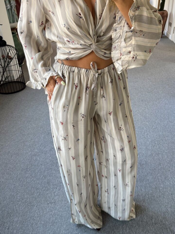 BEJ DÜĞÜM DETAYLI BLUZ VE PANTOLON