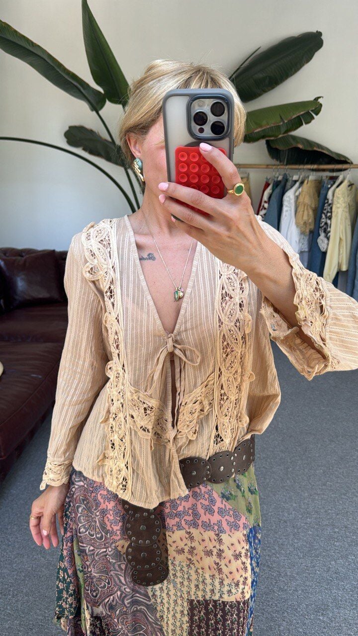 CAMEL RENGİ DANTEL İŞLEMELİ V YAKA İTHAL BLUZ